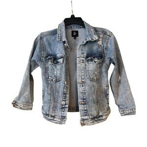 Light Wash Distressed Denim Jacket Vintage Style 3/4 Sleeves Frayed Details